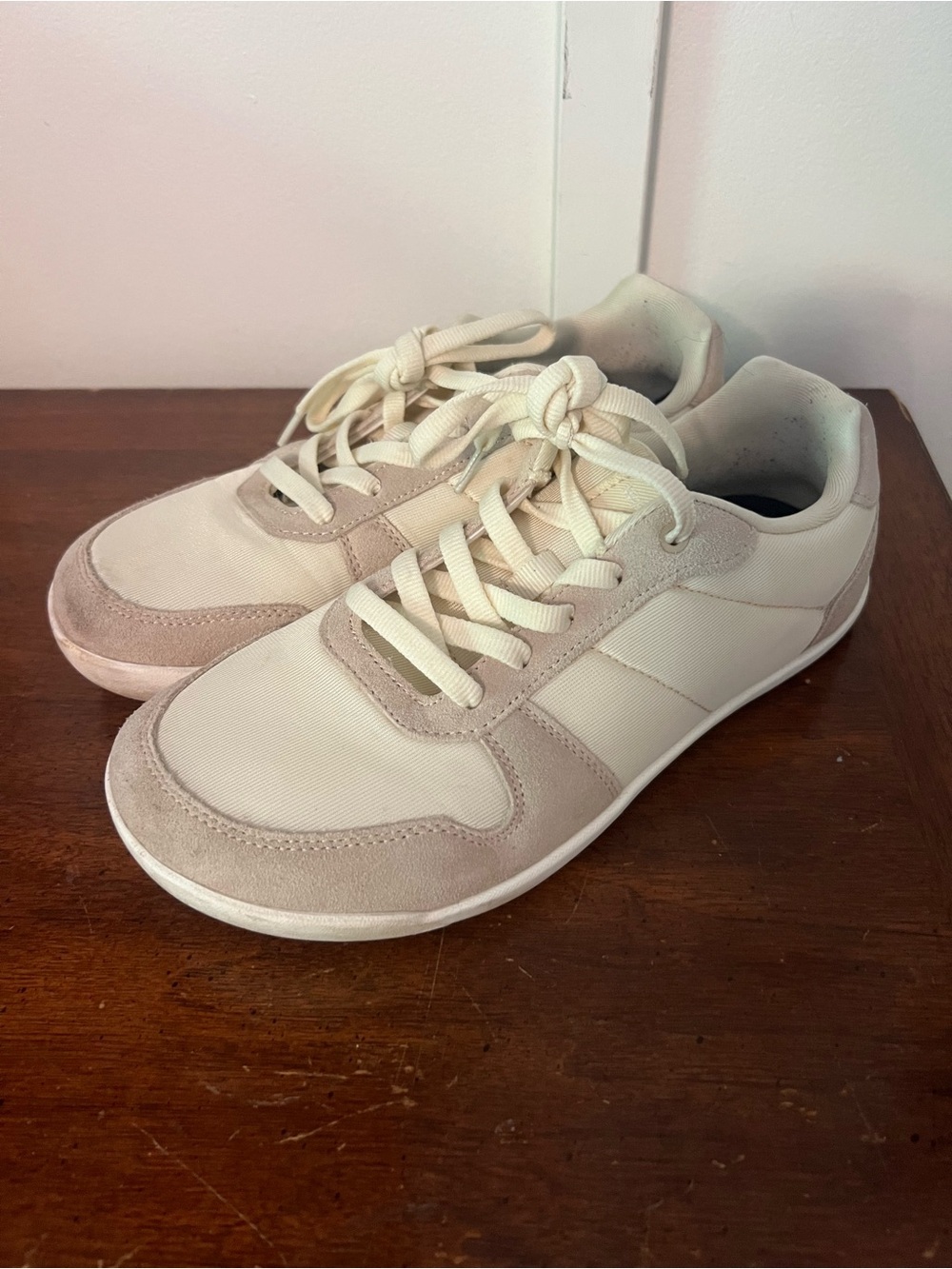 Whitin Cream Casual Lace-Up Sneakers size 40 (8.5)